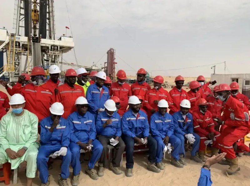 » 2、 尼日尔驱赶中石油高管 拒付4亿美元债务据路透社报道，3月13日，西非内陆国家尼日尔首都尼亚美陷入一场能源震荡