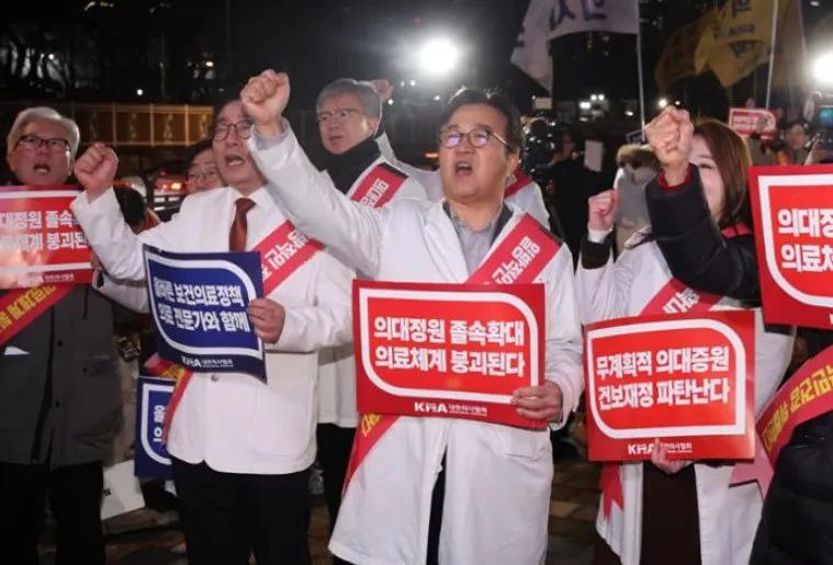 » 11、抗议扩招，韩国再次出现大规模医生辞职韩国一家医生团体16日宣布，首都圈五大医院的实习医生和住院医生将于19日前集体辞职，以抗议政府扩招高校医学生的政策