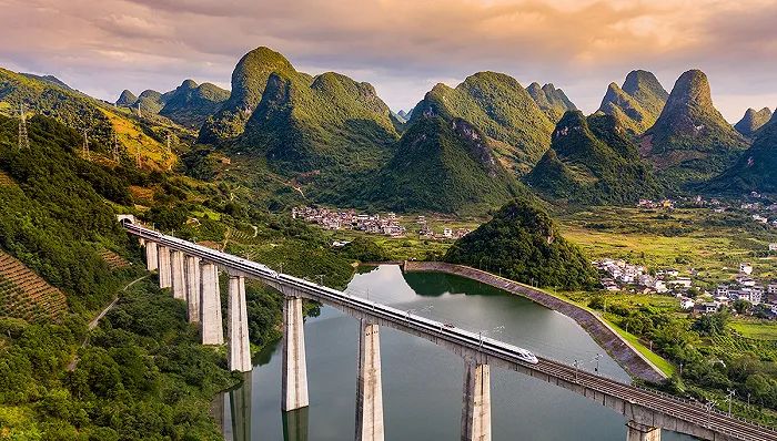 » 5、高铁再提速，新增多条时速300、350公里线路10月11日起，贵阳至广州高铁（贵广高铁）最高时速将按300公里运营