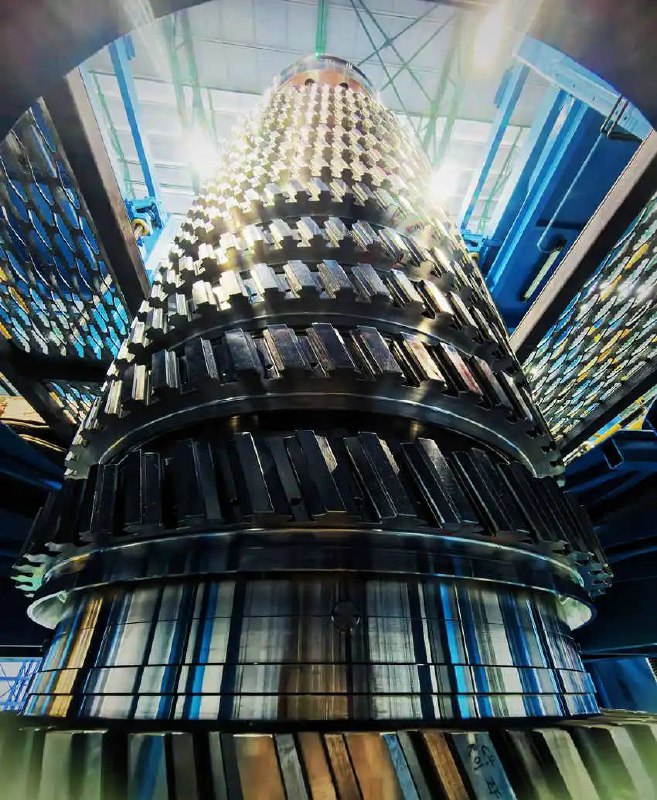 » 7. 自主研制15兆瓦重型燃气轮机下线7月4日，国内首台自主研制15兆瓦重型燃气轮机在东方电气集团东方汽轮机有限公司（以下简称“东方汽轮机”）正式下线