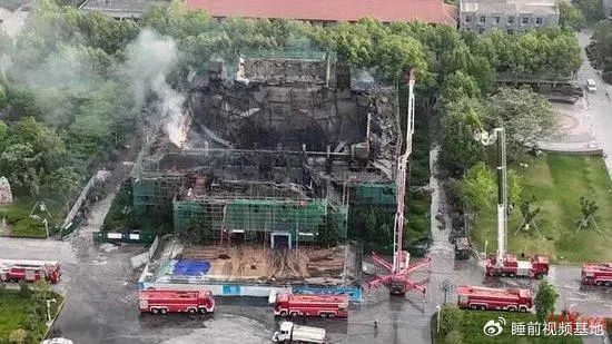 » 4. 河南大学百年文物大礼堂修理中烧毁5月2日晚，河南大学大礼堂被大火吞噬，让无数网友心痛惋惜