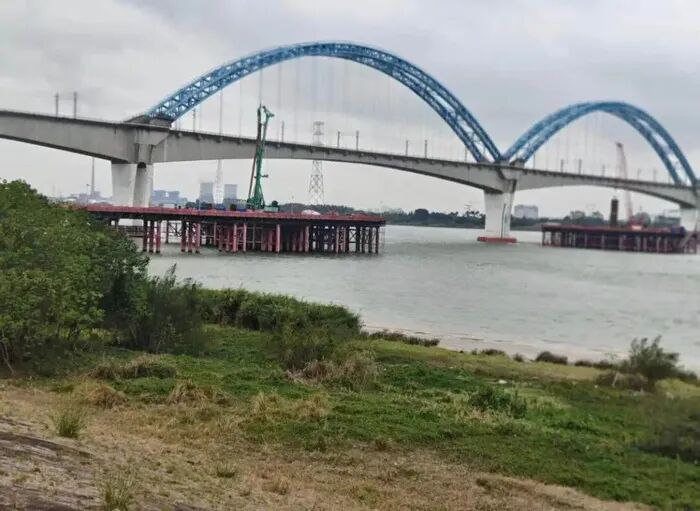 » 3、广州自驾车进入无阻拦施工通道，一家五口淹死12月13日13时许，广东江门鹤山古劳镇一在建大桥施工点旁发生一起惨痛事故，一辆载有广州游客一家五口的车辆驶入无任何阻拦的施工通道后，径直坠入西江