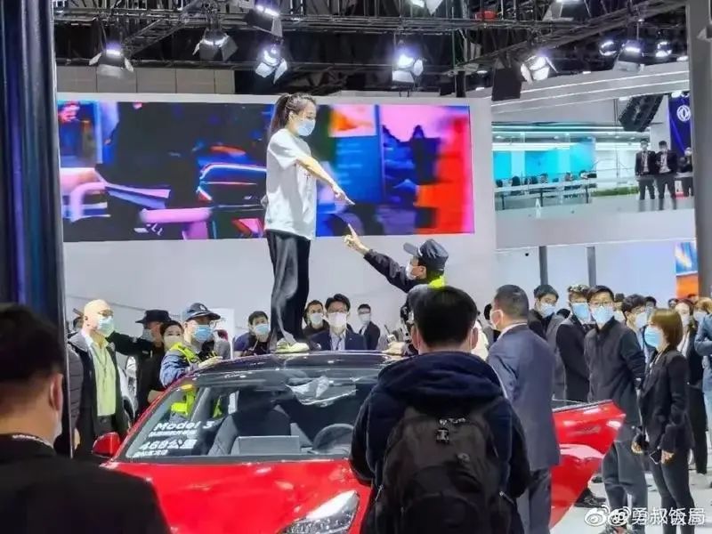 » 10. 爬上特斯拉车顶的女车主被判赔偿17万5月30日下午，特斯拉(上海)有限公司与张女士名誉权纠纷一案一审宣判