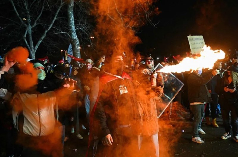 » 4、 因反对派候选人被捕 土耳其2/3省份爆发大规模抗议当地时间3月23日，土耳其法院正式宣布以涉嫌贪腐、操纵犯罪组织等罪名逮捕伊斯坦布尔市长、最大反对党共和人民党成员埃克雷姆·伊马姆奥卢