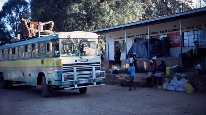 » 17. 南非截获人贩车队 来自津巴布韦的443名儿童据埃菲社12月3日报道，南非边境管理局3日通报，南非当局2日截获了来自津巴布韦的40多辆公共汽车，车上载有440多名儿童，涉嫌人口贩运