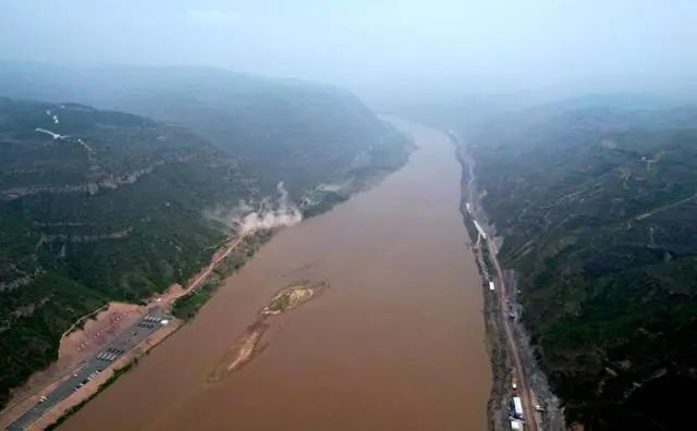 » 6. 黄河古贤水利枢纽工程开工黄河古贤水利枢纽工程导流洞支洞9日掘进施工，黄河干流又一控制性骨干工程正式进入建设阶段