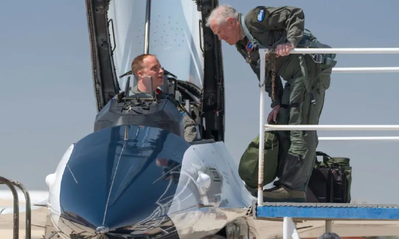 » 4、美空军部长试乘AI驾驶F16飞机据美联社5月3日报道，美国空军部长试乘了由AI而不是美军飞行员控制的战斗机