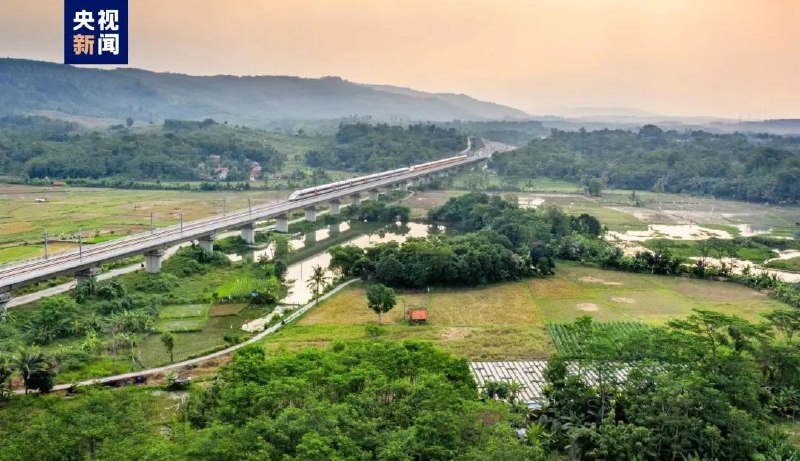 » 4、东南亚首条高铁 中国印尼合建的雅万高铁开通运行9月7日，中印尼合作建设的雅加达至万隆高速铁路开通运行，两地间最快旅行时间由3.5小时压缩至40分钟