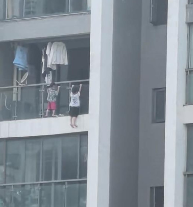 » 4、贵阳幼童在13层阳台外引体向上近日，贵州省贵阳市一小区两名幼童在阳台外玩耍，视频让不少网友看得心惊胆战