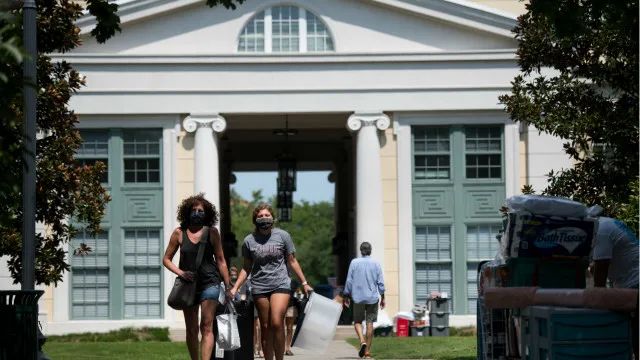 » 2、美国最高法院裁定大学招生考虑种族因素违宪美国最高法院于当地时间29日裁定，哈佛大学和北卡罗来纳大学基于“平权行动”的招生政策违反宪法