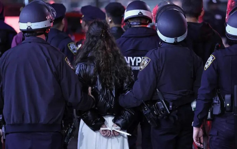 » 7、纽约警察局宣布逮捕300名抗议学生据美国有线电视新闻网当地时间5月1日报道，纽约市警察局长爱德华·卡班当天表示，当地警方在哥伦比亚大学和纽约市立学院共逮捕了约300人