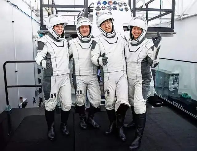 » 天津华裔王纯承担2亿美元航天票价据国际航天消息，spaceX载人龙飞船将于4月1日开启第六次载人航天任务（Fram-2），本次飞行将成为人类首次极轨载人飞行任务！据悉，此次任务将持续3至5天