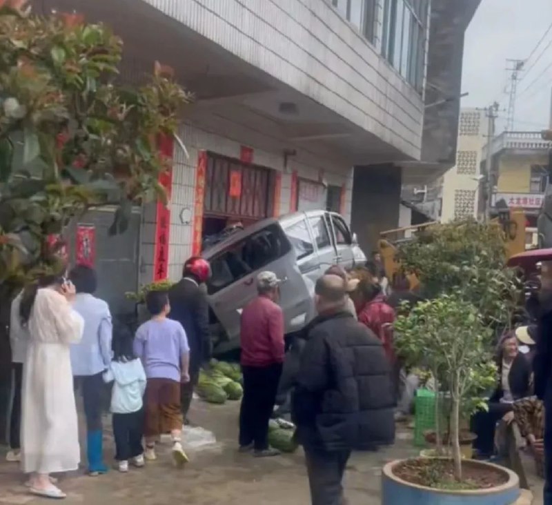 » 1、云南曲靖市装载机冲进人群 6死4伤5月21日，上游新闻记者从相关渠道获悉，5月18日上午，云南省曲靖市陆良县马街镇大龙潭村发生一起装载机致人员伤亡事件，截至事发当日16时，已造成6人死亡，4人受伤，其中一人受伤较重，生命体征平稳，3人轻伤，无生命危险