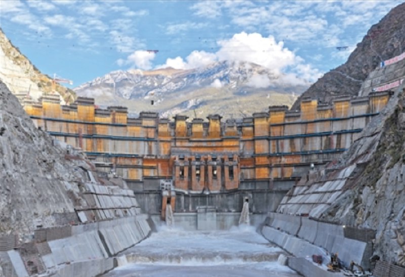 » 8、 叶巴滩水电站下闸蓄水 海拔3000米 坝高217米记者从中国华电集团有限公司获悉：13日，国家“十四五”规划重大工程——华电金上叶巴滩水电站成功下闸蓄水，首批机组发电进入倒计时