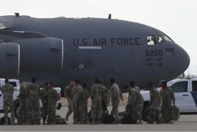 » 9. 美军C-17运输机将印度非法移民遣返回国综合路透社、《新印度快报》等媒体报道，美国一名官员当地时间3日表示，美国正在用一架军机将非法移民送回印度，这是特朗普政府目前派军用运输机遣返移民的最远目的地