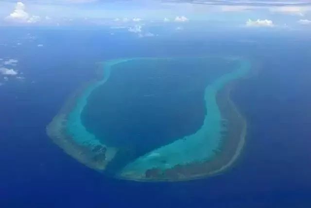 » 11、菲律宾1艘炮艇执意侵闯中国黄岩岛，中国海警船依法予以驱离10月10日，菲律宾海军1艘炮艇不顾中方一再劝阻和警告，执意侵闯中国黄岩岛邻近海域