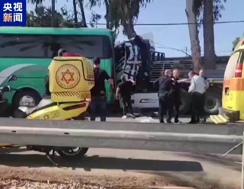 » 5、 以色列“卡车撞公交站”导致1死40人受伤 疑似恐怖袭击当地时间27日发生在以色列特拉维夫北部格利洛特路口的卡车冲撞公交车站事件已导致1人死亡、约40人受伤