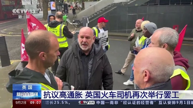 » 2. 抗议高通胀，英国火车司机再次举行罢工在英国执政党保守党曼彻斯特党代会召开的前一天，英国火车司机工会当地时间9月30日举行罢工，以抗议持续高通胀所带来的负面影响，这是该组织自2022年6月劳资纠纷开始以来的第13次罢工，与英国交通部签约的全部16家火车运营商的员工都参与了本次罢工