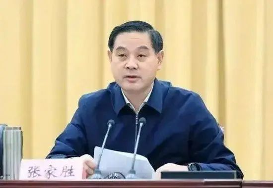 » 7. 前浙江副省长兼任足协书记根据足球报官方微博刚刚发布的消息：体育总局副局长、党组成员张家胜将担任中国足协党委书记