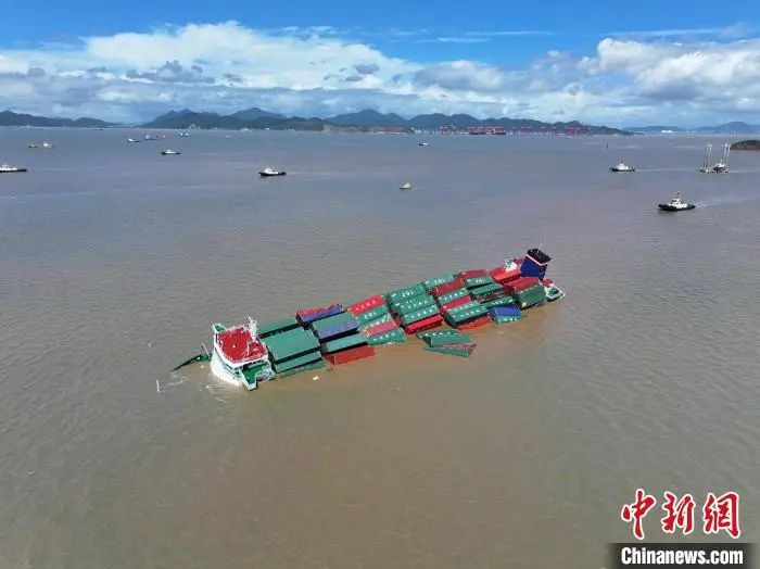» 12. 宁波发生两船擦碰事故：运沙船沉没，集装箱船侧翻7月17日10时16分左右，泉州籍集装箱船“新远隆6”轮与宁波籍“港龙发展”轮发生擦碰