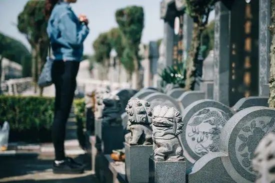 » 2. 多地城投公司企图以公墓项目回收资金经济观察网梳理发现，自2020年以来，江西、湖南、内蒙古等省份下辖的多个县市城投公司投入资金，开启墓地项目的建设