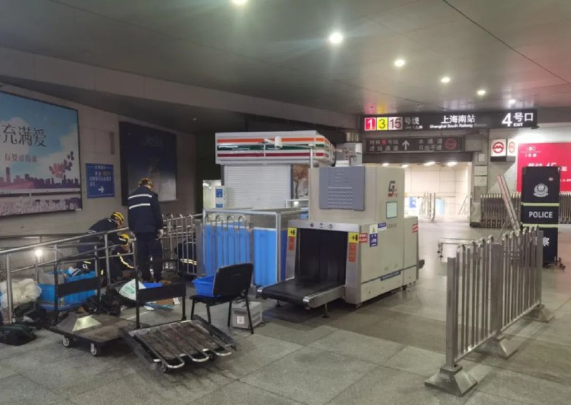 » 4. 上海南站换乘地铁 尝试安检互认4月4日中午11时许，随着一辆列车抵达上海南站，大量旅客从北侧两个出口出站，并沿着换乘通道前往地铁4号出入口换乘地铁