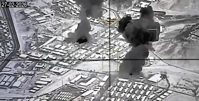 » 12、巴基斯坦飞机轰炸阿富汗首都喀布尔 国防部长称公开战争据新华社报道，阿富汗政府发言人2月27日在社交媒体上表示，在阿富汗首都喀布尔、南部坎大哈市等地遭到巴基斯坦军队空袭后，阿方从坎大哈省和赫尔曼德省向巴基斯坦军事目标发起大规模报复行动