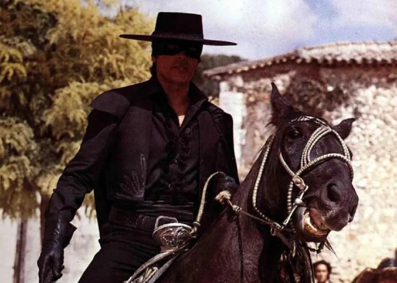 » 7、阿兰·德龙家中搜出72支枪2月28日，据BBC报道，法国警方从阿兰·德龙家中搜出72把枪和超过3000发子弹，此外还发现了一个射击场，而德龙并没有取得任何枪支许可证