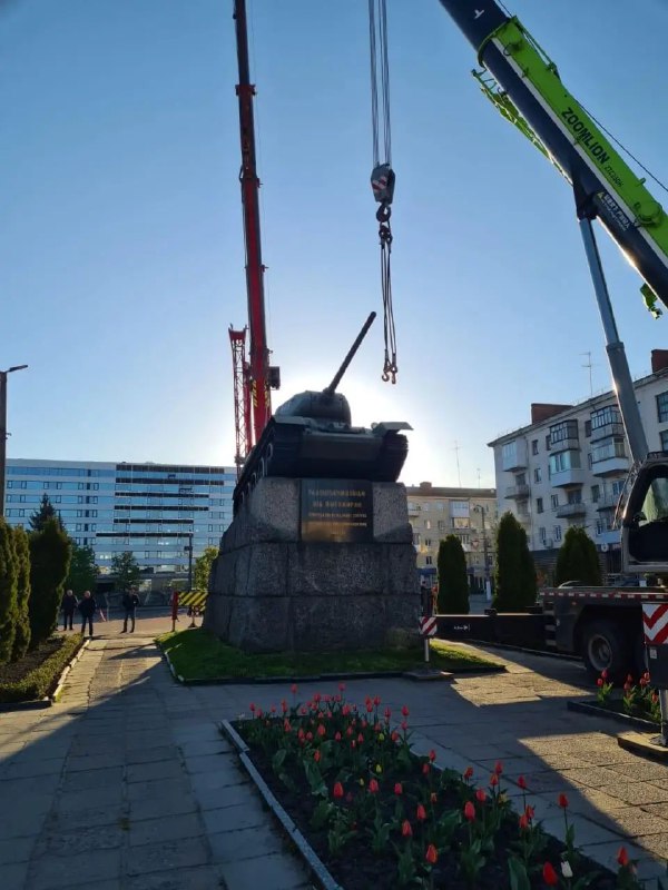 15. 乌克兰日托米尔市拆除“T-34-85”坦克纪念碑该纪念碑是为庆祝各民族在卫国战争中联合抗击法西斯斗争而设立的
