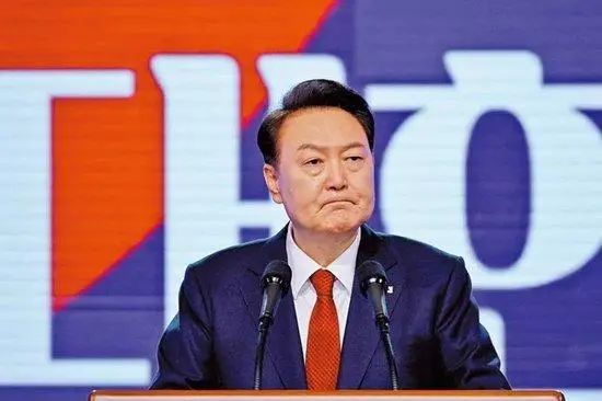 » 4. 尹锡悦仓促发动戒严 封锁国会 6小时后自行撤回当地时间4日凌晨4时27分许，韩国总统尹锡悦在首尔龙山总统府通过直播发表谈话，宣布解除紧急戒严