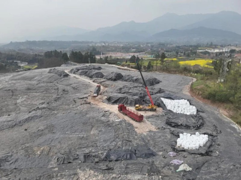 » 10、四川广安10万余吨飞灰违规存放 致垃圾填埋场坝体变形环保督察发现，四川广安市10万余吨飞灰面临“无处可去”的窘境，违规存放在已封场的生活垃圾填埋场内，一度导致生活垃圾填埋场坝体出现变形、裂缝和位移，环境风险隐患突出