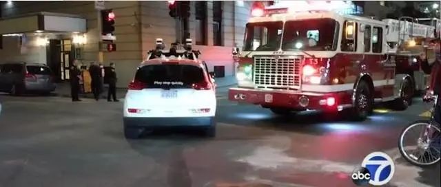 » 12. 出师不利：旧金山刚放宽无人驾驶车上路就出车祸8月19日，据彭博消息，美国加利福尼亚州机动车管理局（DMV）表示，Cruise同意将其运营的robotaxi（无人驾驶出租车）车队减少50%，直到该局完成对最近在旧金山发生的涉及Cruise车辆事件的调查