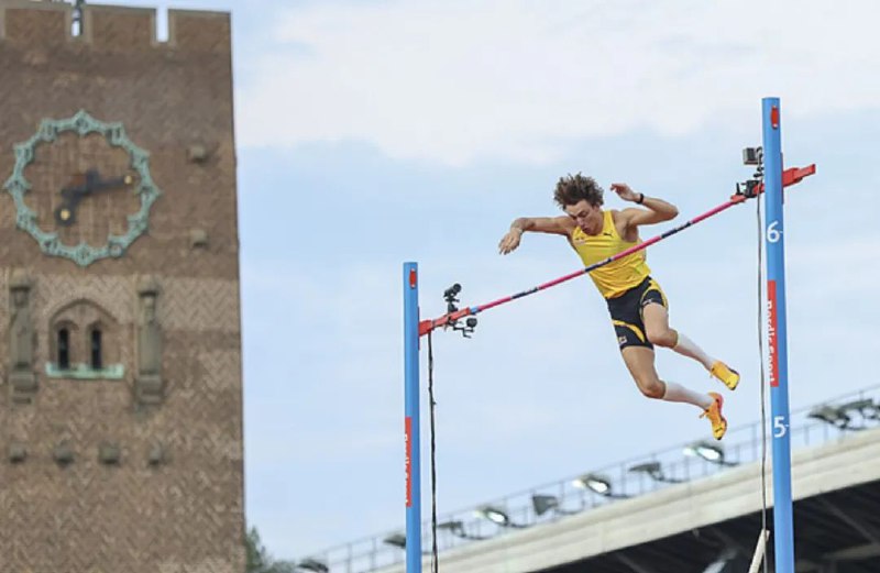 » 9、杜普兰蒂斯跳过六米二八  撑杆跳世界新记录在北京时间6月16日落幕的世界田联钻石联赛斯德哥尔摩站中，两届奥运撑竿跳冠军杜普兰蒂斯成功跃过6米28，再度刷新世界纪录