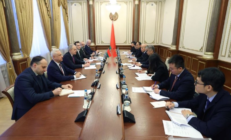 » 6. 中共代表团访问白俄罗斯4月20日至23日，应白俄罗斯总统办公厅邀请，中共中央对外联络部副部长陈洲率中共代表团访问白俄罗斯，分别会见白国民会议代表院主席谢尔盖延科、总统办公厅第一副主任雷任科夫，同白主要政党领导人及地方、智库负责人等座谈交流