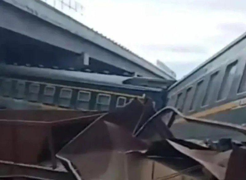 » 1、 黑河开往哈尔滨的K7034列车发生脱轨事故11月1日，网传黑河开往哈尔滨的K7034列车发生脱轨事故