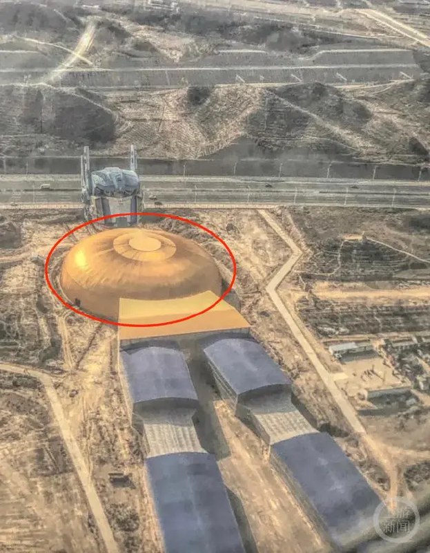 » 17、兰州现巨型“怀孕”擎天柱 “大肚子”是星空馆近日，有旅客从客机舷窗拍到兰州某地地面上竟然有个变形金刚擎天柱，看起来肚子圆鼓鼓，而且还“断臂”“断脚”