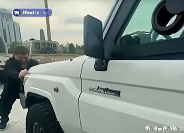 » 7. 车臣领导人卡德罗夫徒手推车自证健康  最近有关俄罗斯车臣地区领导人拉姆赞·卡德罗夫健康状况不佳的传闻此起彼伏，此前他在参加俄罗斯总统弗拉基米尔·普京的就职典礼时就因让助手帮忙脱外套，而被西方媒体解读为“健康状况堪忧，连脱件外套都需要两个人帮忙”