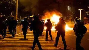 » 13、法国警察射杀少年引发的骚乱扩散至比利时，布鲁塞尔超百人被捕比利时《晚报》当地时间6月30日报道称，比利时警方当天在布鲁塞尔已逮捕超过100名参与骚乱的年轻人，其中多人“持有武器”