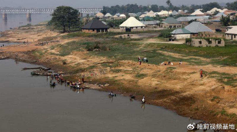 » 2、枪手袭击尼日利亚中部一村庄  100余人死亡 当地时间6月14日，尼日利亚中部贝努埃州一个村庄遭到枪手袭击，造成至少100人死亡，数十人受伤