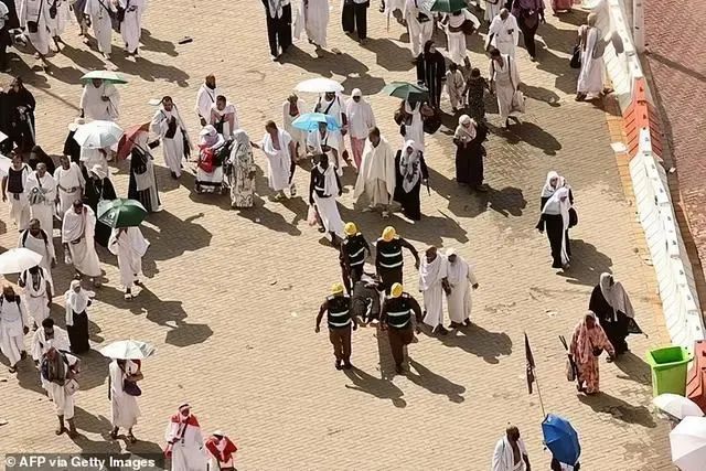 » 9. 麦加朝觐中暑死亡人数过1000大约有180万的伊斯兰教信徒，在最近几天前往了沙特阿拉伯的麦加，参加一年一度的朝觐活动