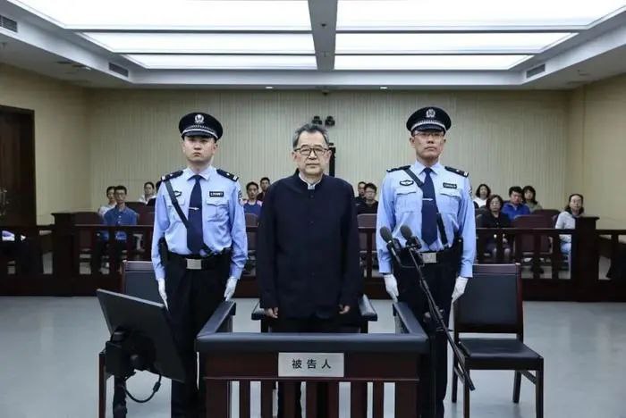 » 2. 贵州书记孙志刚受审  收钱8.13亿8月14日，贵州省委原书记孙志刚受贿一案，在天津二中院一审公开开庭审理