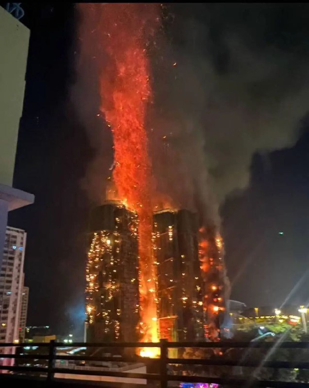 » 2、香港住宅区立面维修 棚架起火 至少13死28伤当地时间11月26日，香港大埔宏福苑发生火灾