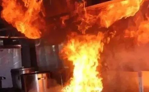 » 9、张家界“七十二奇楼”一茶馆棚顶坍塌：收治入院5人，另有留观17人湖南张家界永定区官方微信公号2月4日通报：3日21时许，永定区七十二奇楼内一茶馆因遭遇暴雪冻雨、收折关闭雨阳棚时发生棚顶坍塌，造成部分人员受伤