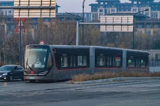 » 1、投资7亿，开通不足3年，西咸新区智轨1号线停运最近，越来越多陕西西咸新区的居民发现，原本行驶在主干道中间的西咸新区智轨示范线1号线（以下简称“西咸智轨1号线”）停运了