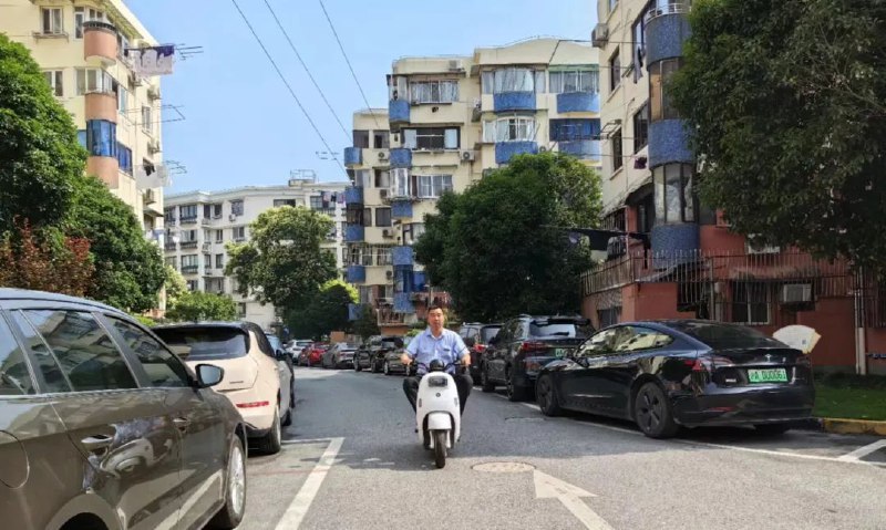 » 7. 上海虹口三小区联合“团购”物业 不相邻也可以“新的物业进来后，服务质量肉眼可见地发生了变化，物业管理人员在小区内不时巡逻，居民家报修也能及时到位了……”家住上海市车站北路400弄星苑小区的赵龙英述说着新物业进驻小区后发生的变化