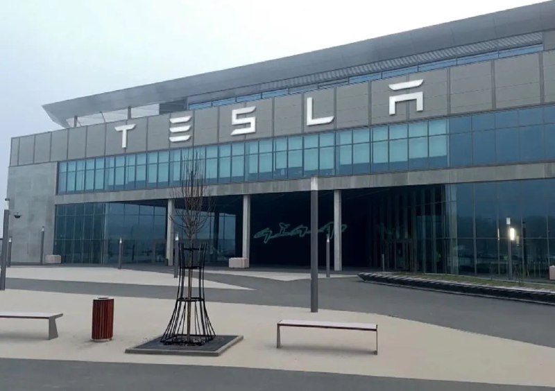 » 1、环保团体破坏电力，特斯拉德国工厂可能停产两周德国警方说，不明身份人员5日凌晨在一座高压输电塔纵火，导致附近多座村庄和位于格林海德市的特斯拉工厂断电