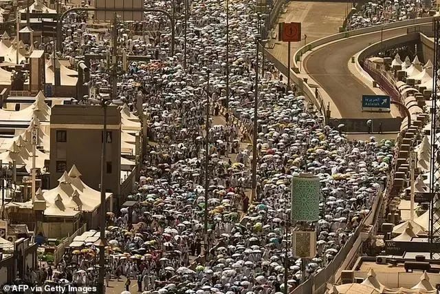 » 9. 麦加朝觐中暑死亡人数过1000大约有180万的伊斯兰教信徒，在最近几天前往了沙特阿拉伯的麦加，参加一年一度的朝觐活动