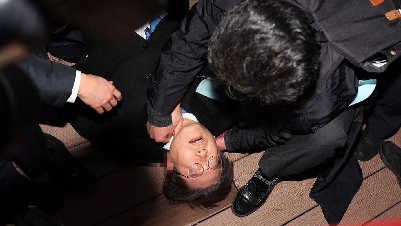 » 6. 韩国最大在野党党首李在明遇袭暂无声明危险当地时间1月2日上午，韩国最大在野党共同民主党党首李在明在韩国釜山出席活动时突然遇袭