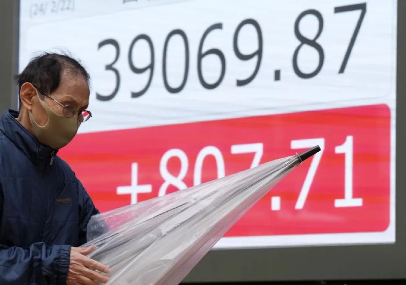 » 1、日本股市突破1989年历史高点今日日经225指数高开0.64%，38508.07点的开盘价距历史最高收盘价38915.8点仅差约1%，盘中受日本芯片股大涨驱动，日股全天高开高走，日经225指数收盘突破“泡沫时期”历史高点报收39098.68点，日经225指数今年迄今上涨16.84%