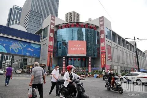 4. 上海最大服装批发市场商户呼吁减租 停业三个月错失旺季6月13日，上海七浦路服饰商业街区一带商户呼吁减免房租的诉求，引起了外界的关注